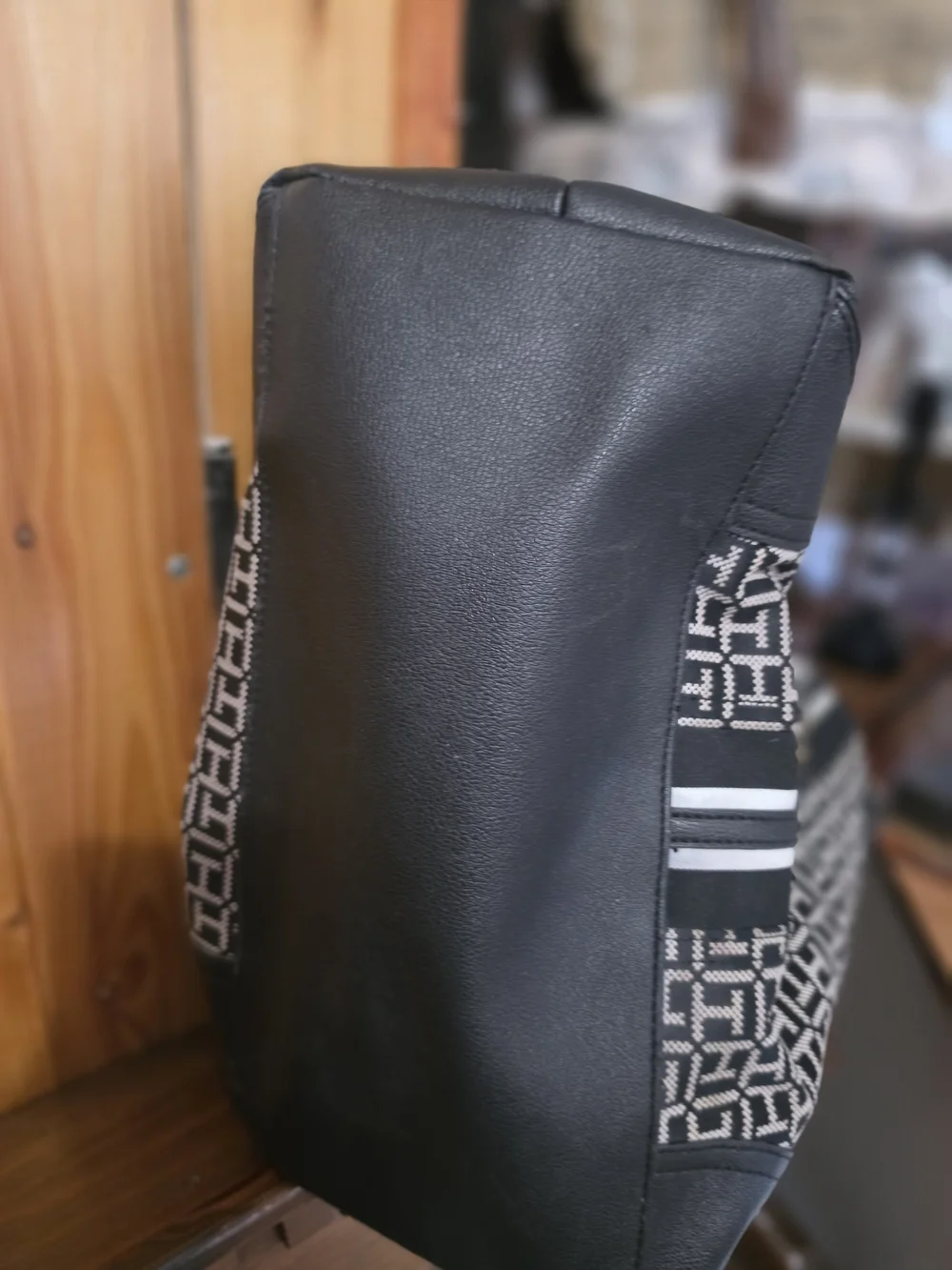 ​✨ Tommy Hilfiger Monogram Tote – Black & White✨️